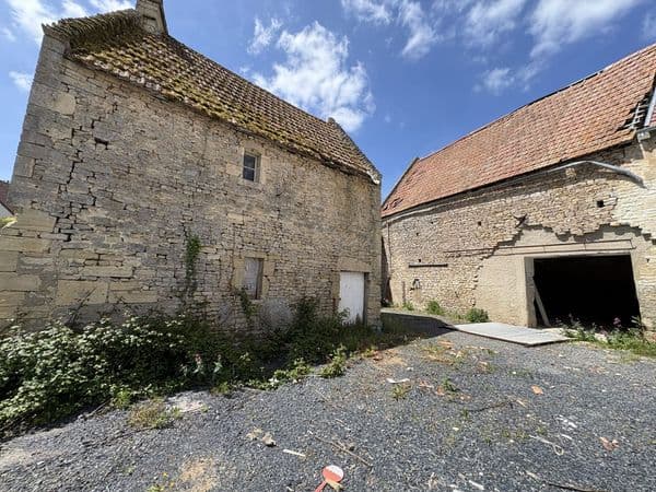 Grange à aménager 140m2 + dépendance 25m2 à Le Fresne-Camilly — photo 1 sur 7